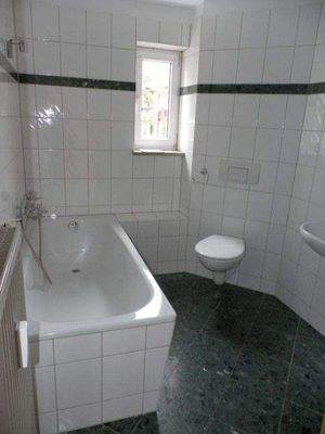 Tageslichtbad mit Wanne