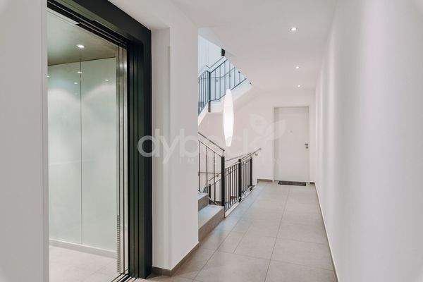 Treppenhaus mit Aufzug