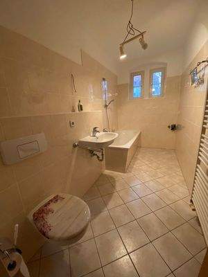 Bad mit Wanne und Fenster.jpg