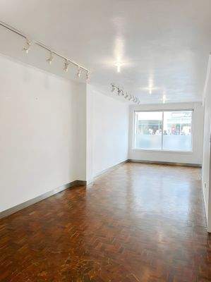 Heller Ladenbereich mit Schaufensterfront (KI-Visualisiert).jpg