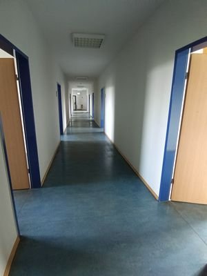 10 DG Bürogebäude Flur.jpg