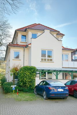 Zweigeschossiges Haus mit Soliden Details.