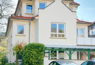 Zweigeschossiges Haus mit Soliden Details.