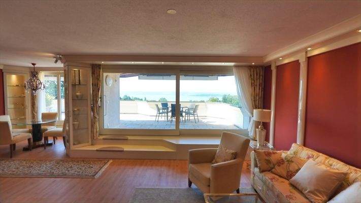 Wohnzimmer mit Seesicht