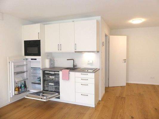 Schicke Einbauküche mit neuen technischen Geräten