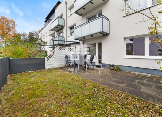 Gemütliche Süd-Terrasse mit kleiner Grünfläche