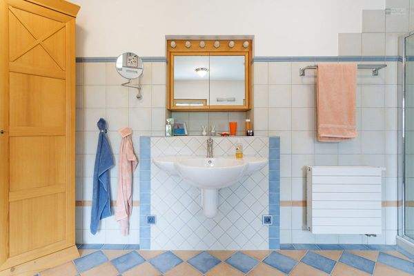 Geräumiges Badezimmer