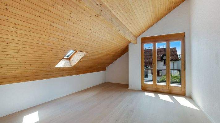 Obergeschoss - Zimmer 3 mit Südostausrichtung und Zugang zum Balkon