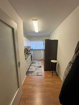 Lange Küche mit Geräten