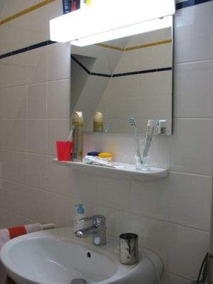 8. Bad mit beleuchtetem Spiegel.jpg