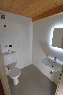 ... neu saniertes separates Gäste WC ...