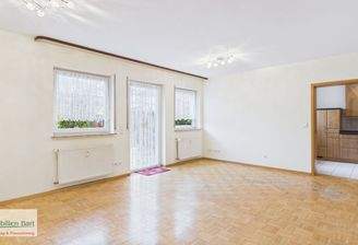 Wohnzimmer mit Zugang zur Küche u. Terrasse 