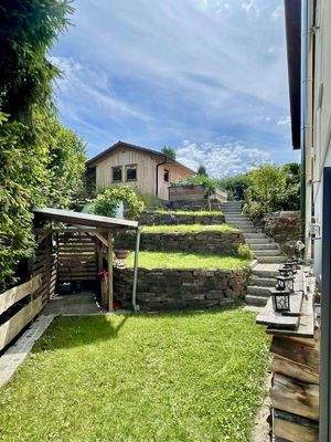 Holzleg links/ Gartenhaus oben