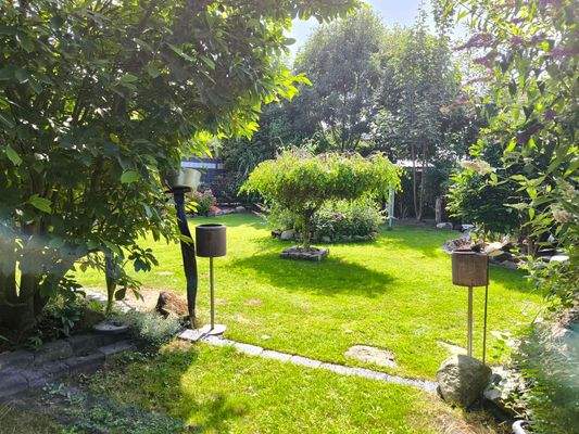 Garten von Steinbank aus