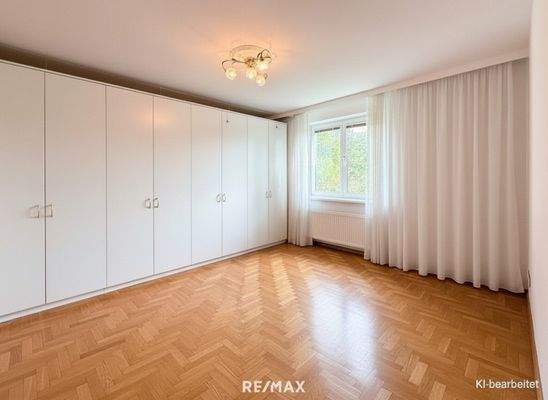 Schlafzimmer ohne Möblierung und Schrankfronten geändert