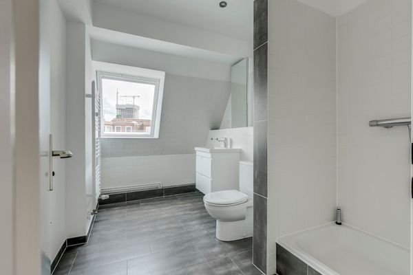 Tagesbelichtetes Duschbad