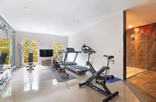 Gut ausgestatter Fitnessbereich