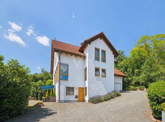 Vorderansicht mit Einfahrt