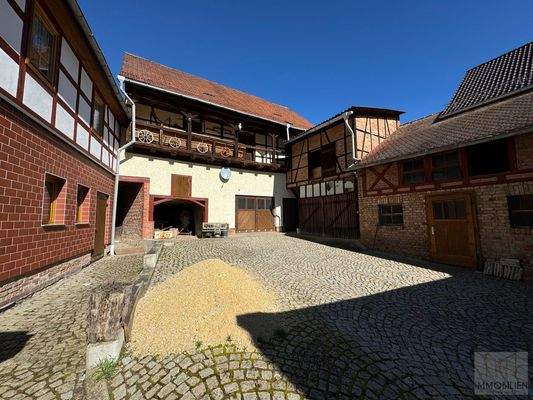 Scheune und rechte Hofseite mit Garagen und Schupp