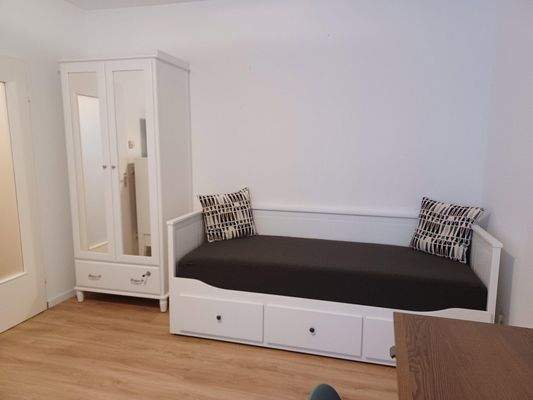 Kleiderschrank mit Spiegel