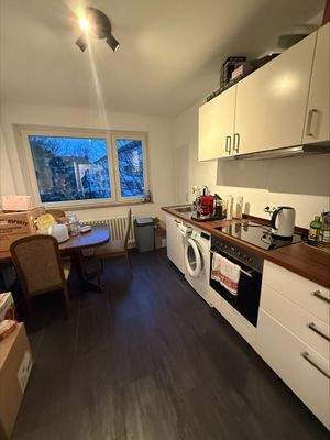 Kleine Küche mit Geräten