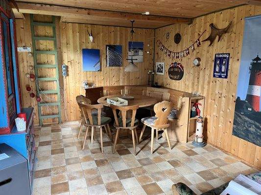 gemütliche ausgestattetes Gartenhaus mit Schlafmöglichkeit im Dach