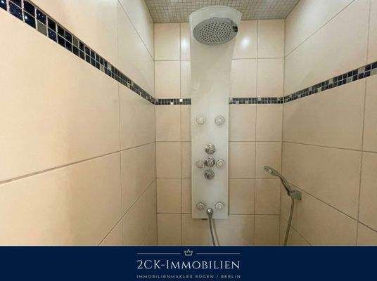 Badezimmer mit Dusche
