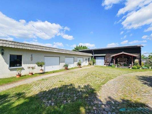 Garagenkomplex mit Scheune