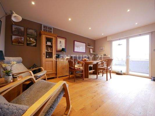 Offener Wohn- / Essbereich mit Balkon im Obergeschoss