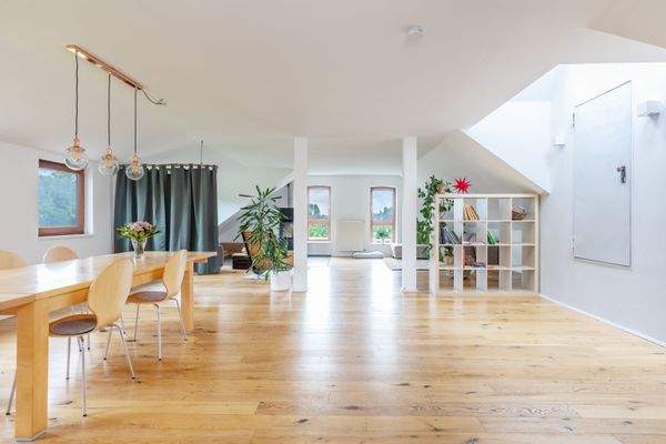 Aufenthaltsraum große DG Wohnung