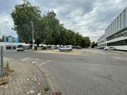 Stellplätze vor dem Gewerbepark