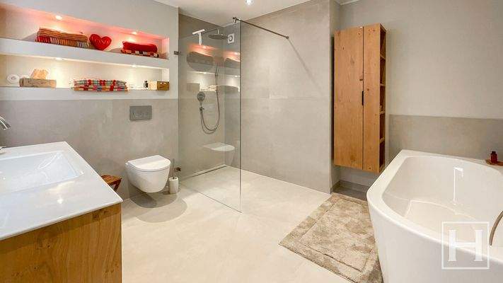 modernes Badezimmer Erdgeschoss