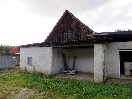 Unterstand an der Scheune