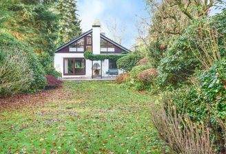 Das herrliche Grundstück hat direkten Zugang zur Lottbekniederung