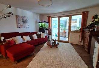 Wohnzimmer Bild2 mit Zugang zur Loggia.jpeg