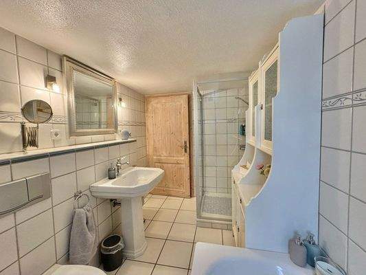 ... und Dusche. (OG)