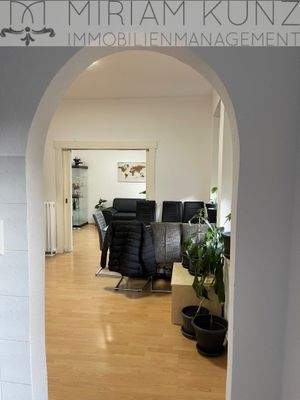 MiriamKunz-Imobilien-Blick von Küche durchs Wohnen
