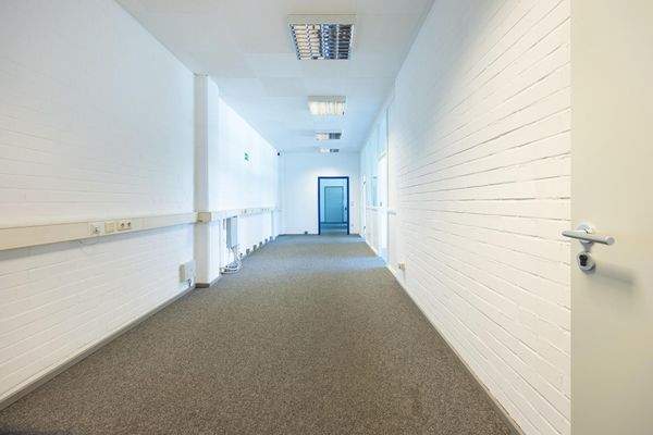 eigener Flur mit Büromöglichkeit