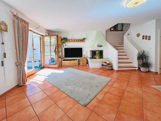 Großzügiges Wohnzimmer mit Erker und Holzkamin