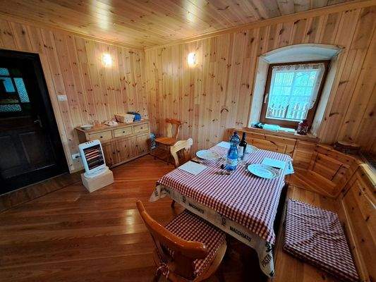 Wohnzimmer mit Esstisch im Erdgeschoß_A.jpg