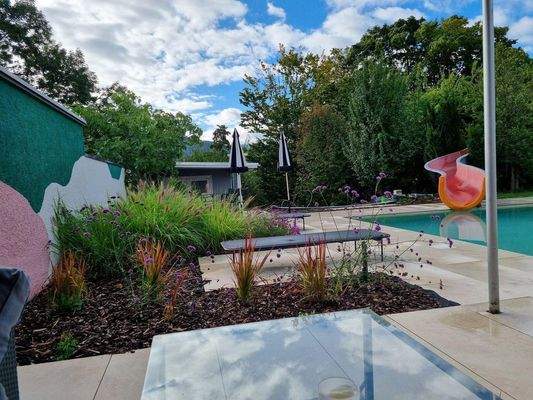 Überdachter Sitzplatz am Pool