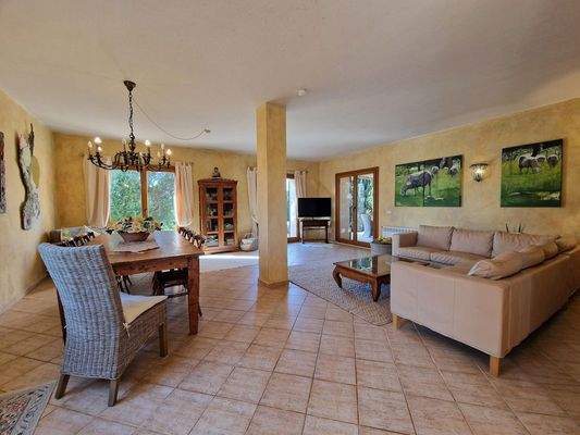großzügiges Wohn-/Esszimmer