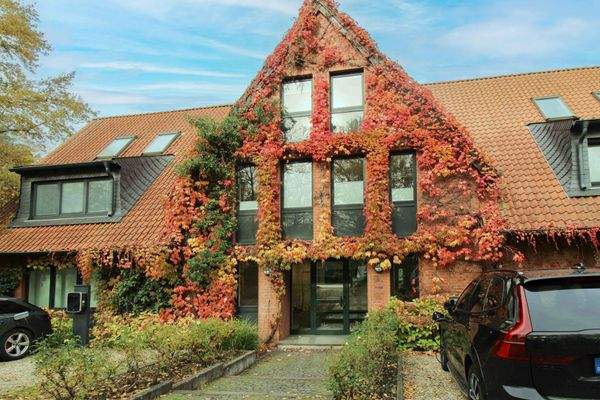 Repräsentativer Haupteingang mit Kundenparkplätzen