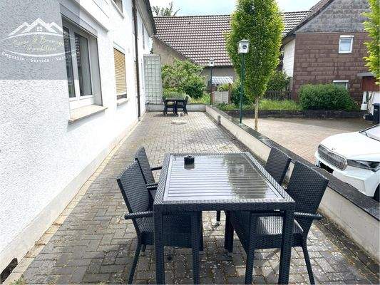 Sitzterrasse vorm Haus