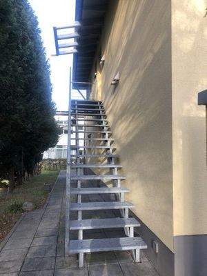 Überdachte Aussentreppe zur Praxis/Büro