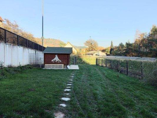 Terrasse und Garten mit Gartenhaus
