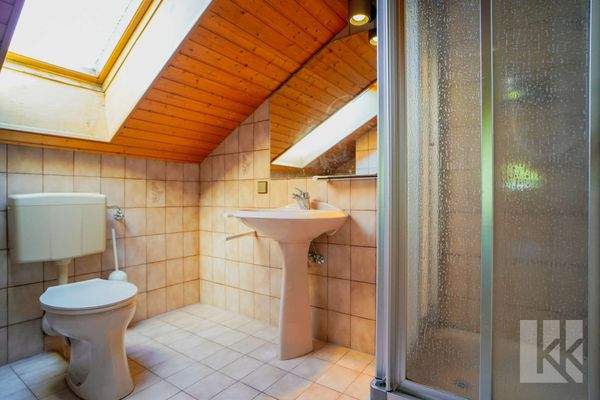 Bad mit Dusche im OG