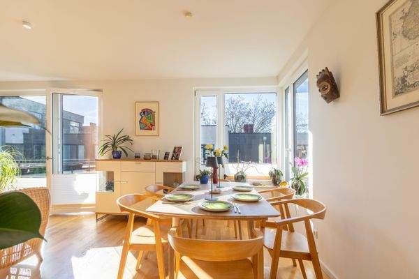 Lichtdurchfluteter Essbereich 