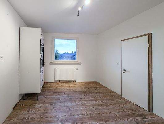 Küche mit Abstellraum