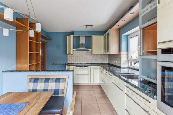 Geräumige Einbauküche mit Granitarbeitsflächen